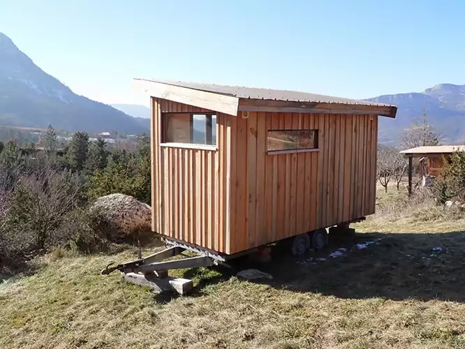 Tiny-house-8m2-ferme-pierre-vieille-exterieur-min tiny house 1/2 places ferme de pierre vieille exterieur