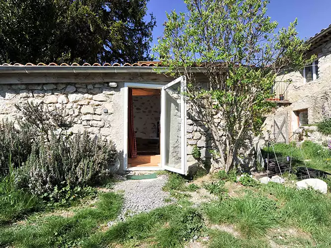 gite-ferme-pierre-vieille-exterieur-min gite ferme de pierre vieille extérieur